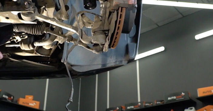 Hvordan skifte BMW 1 SERIES 2013 Fjærbenslager trinn–for–trinn veiledning
