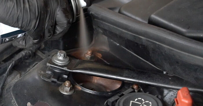 Wie problematisch ist es, selber zu reparieren: Domlager beim BMW E82 120i 2.0 2012 auswechseln – Downloaden Sie sich bebilderte Tutorials