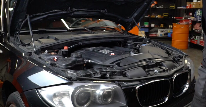 Hvordan skifte BMW 1 SERIES 2013 Fjærbenslager trinn–for–trinn veiledning