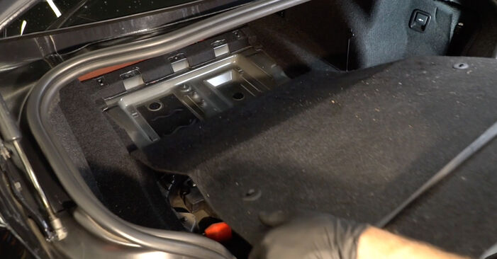Sostituzione Supporto ammortizzatore e cuscinetto BMW E82 135i 3.0 2008: manuali dell'autofficina