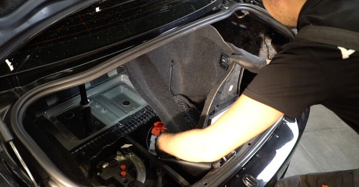 Wie kompliziert ist es, selbst zu reparieren: Domlager am BMW E82 120i 2.0 2012 ersetzen – Laden Sie sich illustrierte Wegleitungen herunter