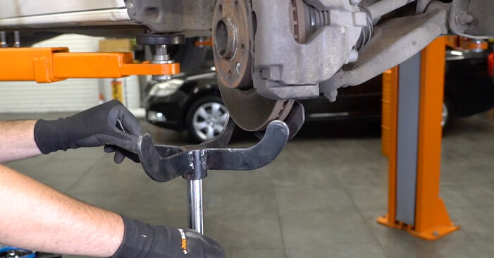 Tauschen Sie Stoßdämpfer beim VW T5 Kasten 2013 2.5 TDI selber aus
