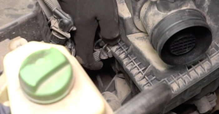 Wie kompliziert ist es, selbst zu reparieren: Luftfilter am VW T5 Kasten 1.9 TDI 2009 ersetzen – Laden Sie sich illustrierte Wegleitungen herunter