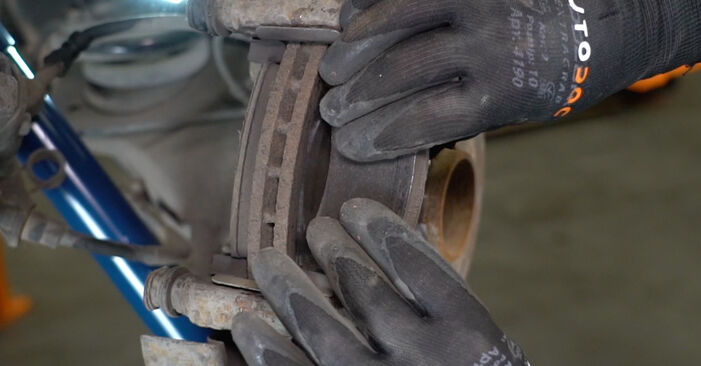 Tauschen Sie Bremsbeläge beim VW T5 Kasten 2013 2.5 TDI selber aus