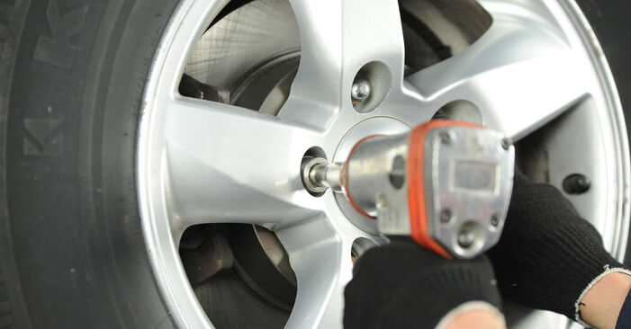 Wie kompliziert ist es, selbst zu reparieren: Bremsscheiben am KIA Sorento JC 3.3 2008 ersetzen – Laden Sie sich illustrierte Wegleitungen herunter