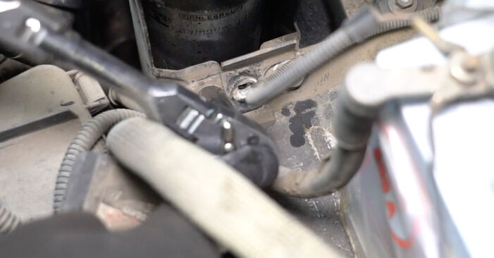Tauschen Sie Kraftstofffilter beim VW T5 Kasten 2013 2.5 TDI selber aus