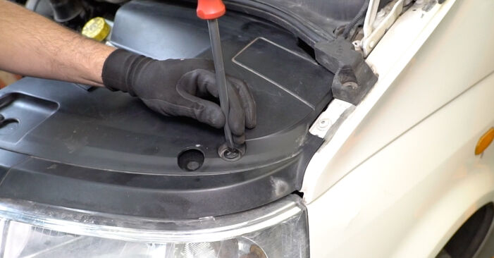 Wie schmierig ist es, selber zu reparieren: Kraftstofffilter beim VW T5 Kasten 1.9 TDI 2009 wechseln – Downloaden Sie sich Bildanleitungen