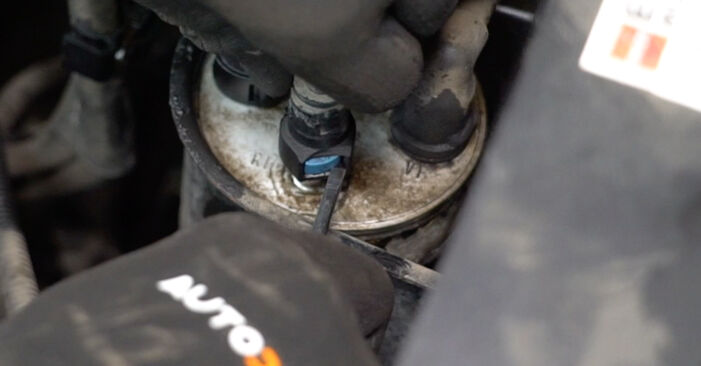 Wie schmierig ist es, selber zu reparieren: Kraftstofffilter beim VW T5 Kasten 1.9 TDI 2009 wechseln – Downloaden Sie sich Bildanleitungen