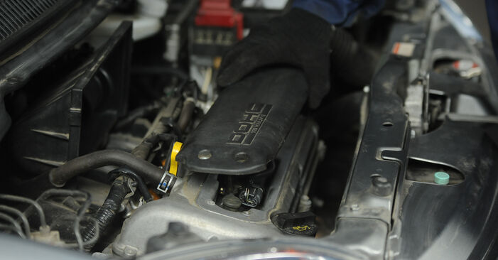 Sostituzione Candele di accensione GPL e benzina su Suzuki Swift 3 1.5 4x4 (RS 415, ZD21S) 2011 - scarica la guida illustrata
