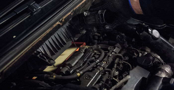 Zamenjajte Zracni filter na Peugeot 407 Sedan 2006 2.0 HDi 135 (6DRHRH, 6DRHRE, 6DRHRG, 6DRHRJ) sami
