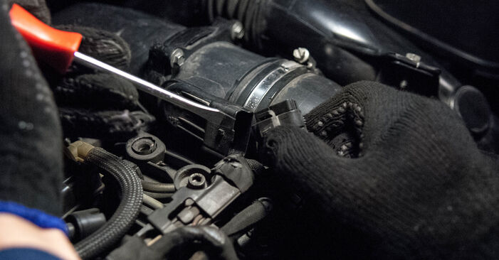 Priporočila korakov za DIY zamenjavo Peugeot 407 Sedan 2009 2.0 HDi (6DRHRH) Zracni filter