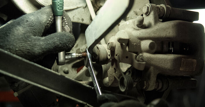 Quanto è difficile il fai da te: sostituzione Biellette Barra Stabilizzatrice su Peugeot 407 Sedan 2.0 16V (6DRFJC, 6DRFJE, 6DRFJF) 2010 - scarica la guida illustrata