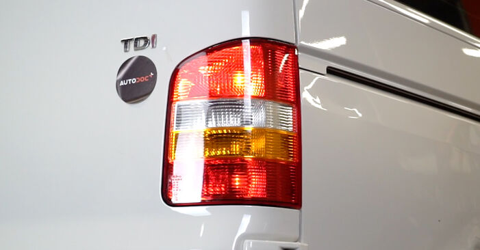 Consigli passo-passo per la sostituzione del fai da te VW T5 Van 2016 2.5 TDI Fanale Posteriore