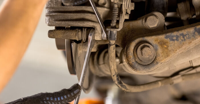 Wie kompliziert ist es, selbst zu reparieren: Bremsbeläge am Audi A4 B6 2.5 TDI 2001 ersetzen – Laden Sie sich illustrierte Wegleitungen herunter