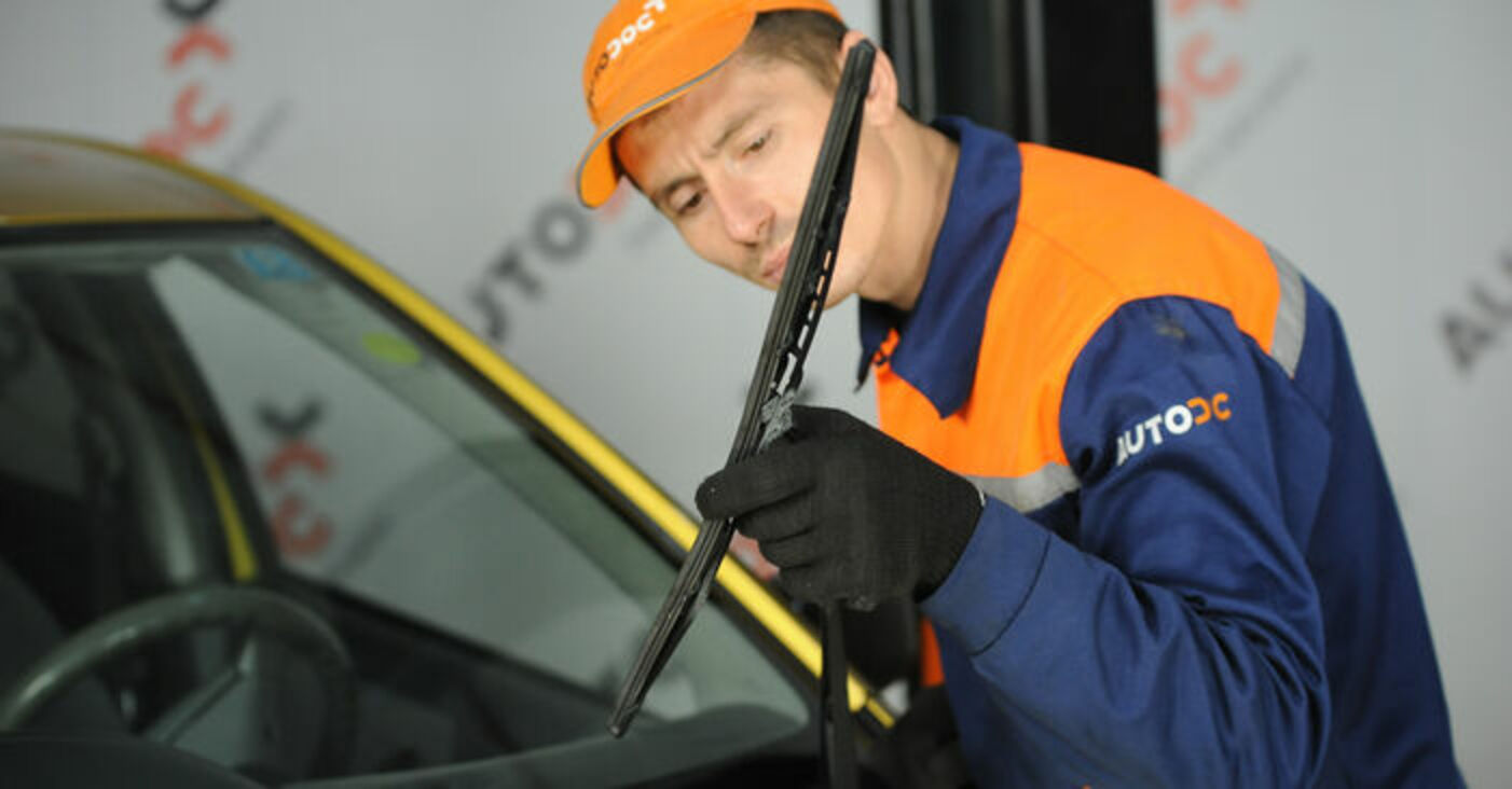 How to change front windshield wipers on Toyota Yaris P1 replacement