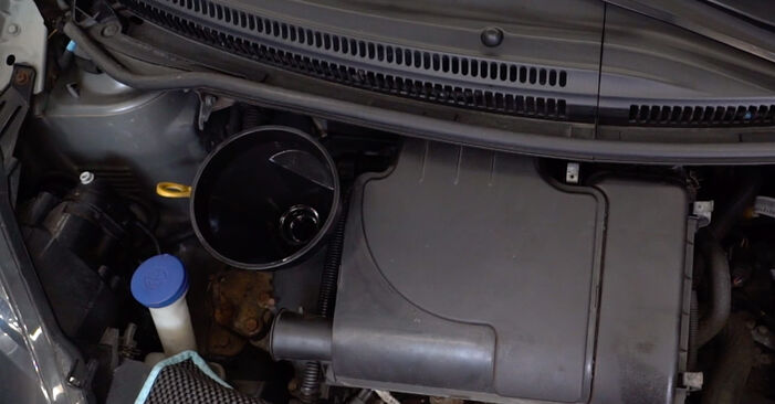 Yaris Hatchback (_P1_) 1.5 (NCP13_) 2003 Olejový filter svojpomocná výmena vďaka návodu z našej dielne