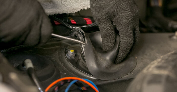 Cambio Copelas Del Amortiguador en BMW X5 (E53) 4.4 i 2006 ya no es un problema con nuestro tutorial paso a paso