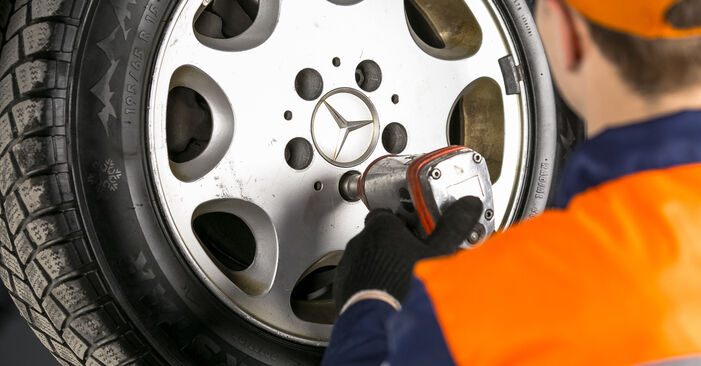 Wie schmierig ist es, selber zu reparieren: Bremsbeläge beim Mercedes W202 C 250 D 2.5 (202.125) 1999 wechseln – Downloaden Sie sich Bildanleitungen