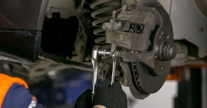 Wie schmierig ist es, selber zu reparieren: Bremsbeläge beim Mercedes W202 C 250 D 2.5 (202.125) 1999 wechseln – Downloaden Sie sich Bildanleitungen