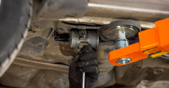 Vanskelighetsgrad: Bytte av Drivstoffilter på Opel Corsa C 1.7 DI (F08, F68) 2006 – last ned illustrert veiledning