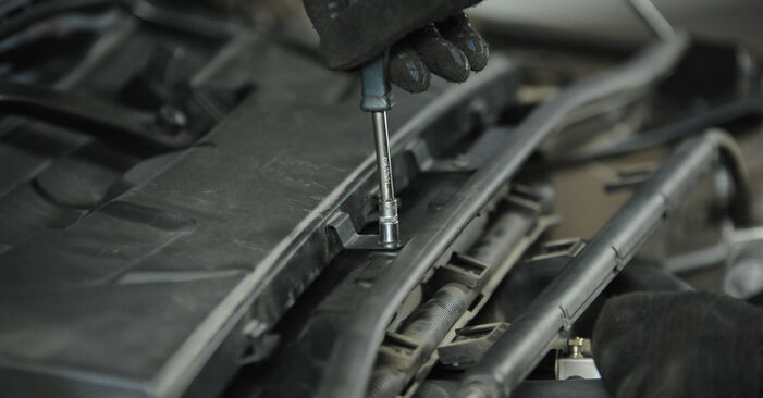 BMW E90 325d 3.0 2010 Zündkerzen wechseln: wie schwer ist es, selbst zu reparieren - Downloaden Sie sich illustrierte Anleitungen