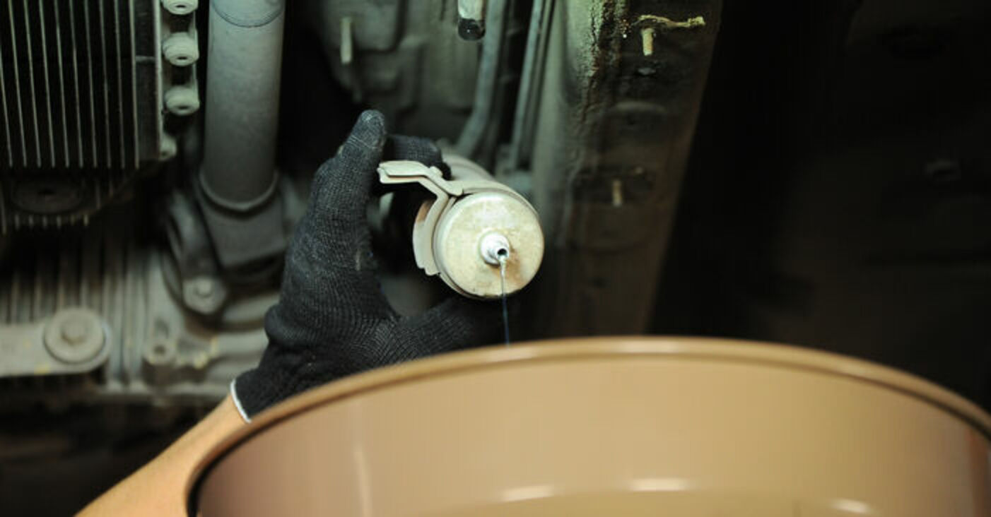 How to change fuel filter on BMW X3 E83 diesel replacement guide