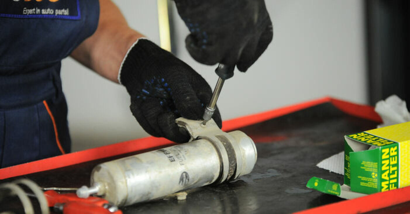 How to change fuel filter on BMW X3 E83 diesel replacement guide