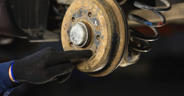 Wie schmierig ist es, selber zu reparieren: Bremstrommel beim Mercedes W168 A 160 CDI 1.7 (168.006) 2003 wechseln – Downloaden Sie sich Bildanleitungen