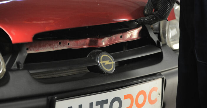 Mudar Cabeçotes Do Amortecedores no Opel Corsa B 2001 não será um problema se você seguir este guia ilustrado passo a passo