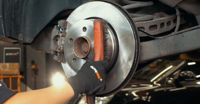 Vanskelighetsgrad: Bytte av ABS Sensor på BMW X3 E83 2.5 i 2009 – last ned illustrert veiledning