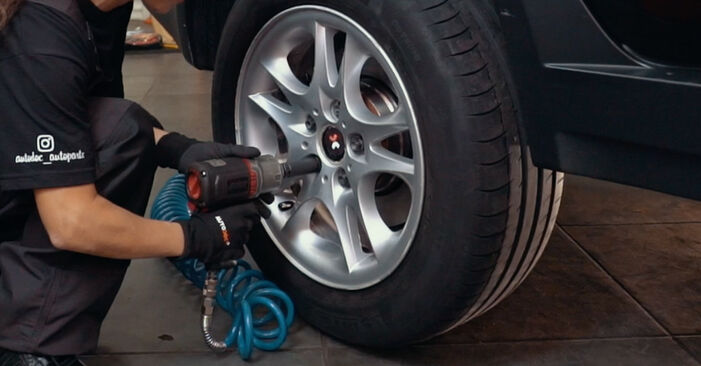 Wie kompliziert ist es, selbst zu reparieren: Bremsscheiben am BMW X3 E83 2.5 i 2009 ersetzen – Laden Sie sich illustrierte Wegleitungen herunter