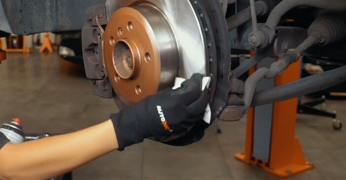 BMW X3 E83 2.5 i 2009 Bremsbeläge wechseln: wie schwer ist es, selbst zu reparieren - Downloaden Sie sich illustrierte Anleitungen