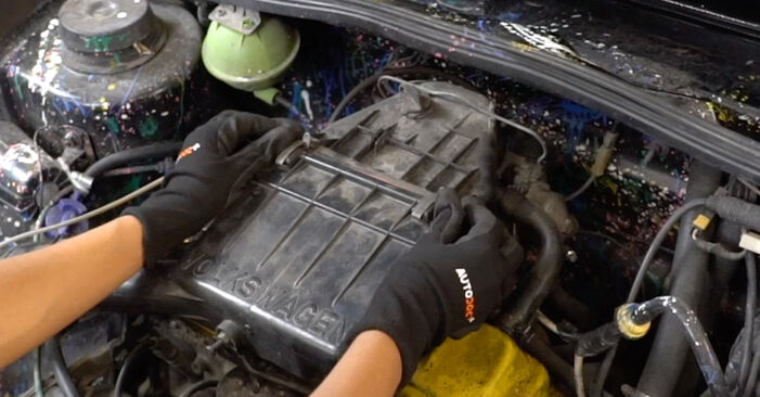 Reemplazo de Filtro de Aire en un VW GOLF 1.8 GTI: guías online y video tutoriales
