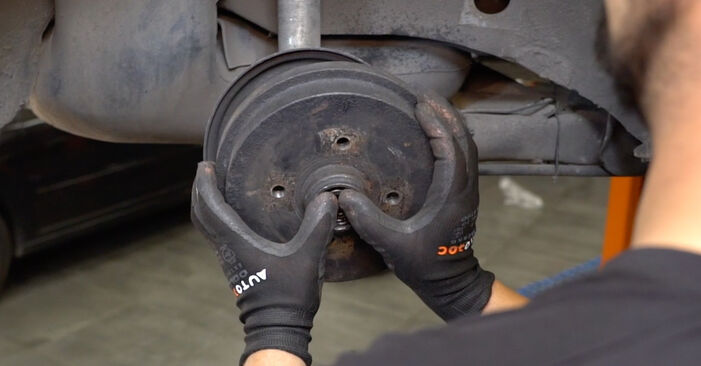 Hvor lang tid tager en udskiftning: Bremsetromler på VW GOLF - informativ PDF-manual