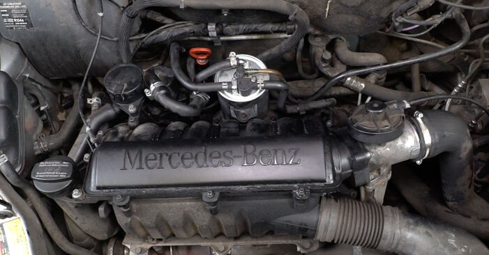 Trinn-for-trinn anbefalinger for hvordan du kan bytte Mercedes W168 2002 A 190 1.9 (168.032, 168.132) Oljefilter selv