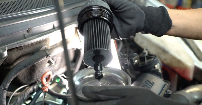 Wie schmierig ist es, selber zu reparieren: Ölfilter beim Mercedes W168 A 160 CDI 1.7 (168.006) 2003 wechseln – Downloaden Sie sich Bildanleitungen