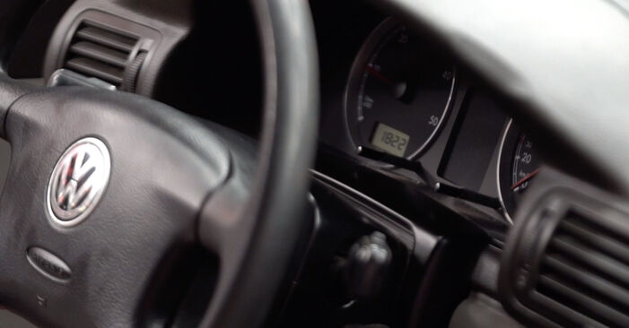 VW PASSAT 1.6 2004 Üzemanyagszűrő eltávolítás - online könnyen követhető utasítások
