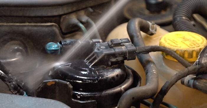 Cómo reemplazar Filtro de Combustible en un OPEL Corsa C Hatchback (X01) 1.2 (F08, F68) 2006 - manuales paso a paso y guías en video