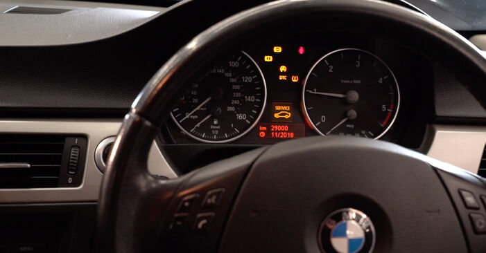 BMW 3 SERIES 2011 Горивен филтър стъпка по стъпка наръчник за смяна