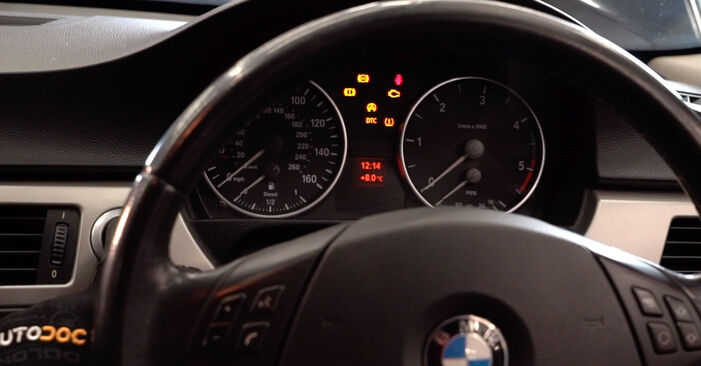 Как да сменим BMW 3 (E90) 320 d 2005 Маслен филтър - стъпка по стъпка инструкции и видео ръководства