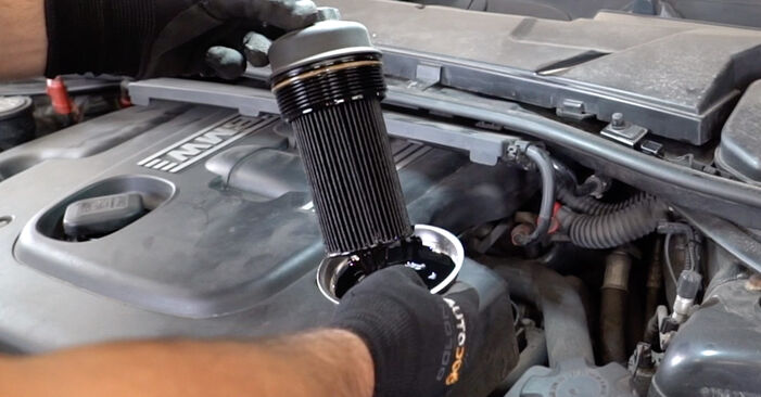 Как да демонтираме BMW 3 SERIES 325 i 2008 Маслен филтър - онлайн лесни за следване инструкции