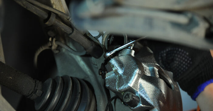 Wie schmierig ist es, selber zu reparieren: Bremssattel beim Audi A4 B6 2.5 TDI 2001 wechseln – Downloaden Sie sich Bildanleitungen