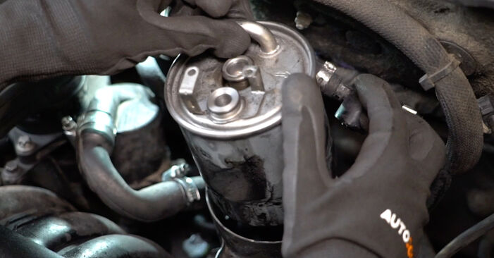 Wie lange benötigt das Auswechseln der Teile: Kraftstofffilter beim Mercedes W168 1997 - Detailliertes PDF-Tutorial