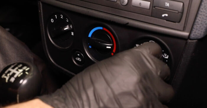 Wymień samodzielnie Filtr powietrza kabinowy w Ford Mondeo Mk3 Kombi 2002 2.0 16V0