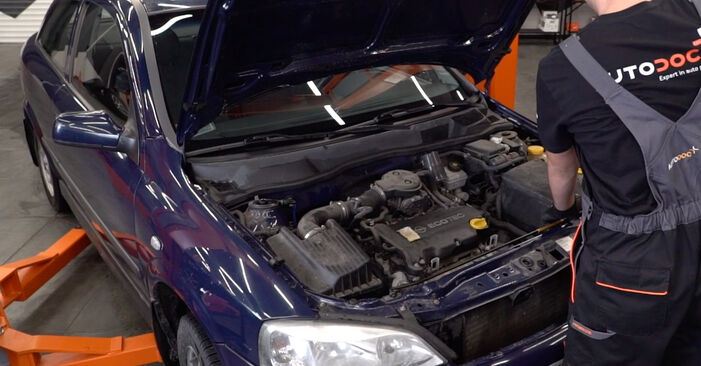 Wymiana Zawieszenie silnika Opel Astra G CC 1.6 16V (F08, F48) 1998 - darmowe instrukcje PDF i wideo