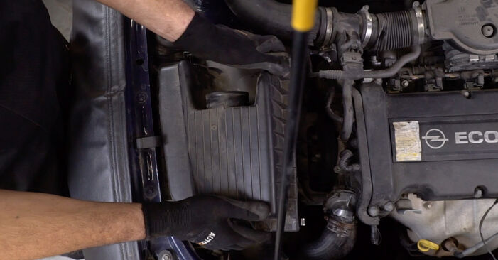 Wie schmierig ist es, selber zu reparieren: Motorlager beim Opel Astra G CC 2.0 DI (F08, F48) 2004 wechseln – Downloaden Sie sich Bildanleitungen