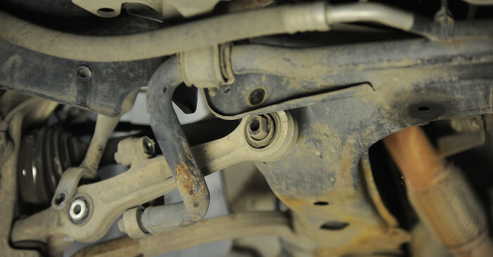 Wie schmierig ist es, selber zu reparieren: Querlenker beim Audi A4 B6 2.5 TDI 2001 wechseln – Downloaden Sie sich Bildanleitungen