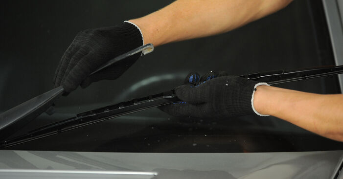 Changing Wiper Blades on MERCEDES-BENZ E-Class Saloon (W210) E 290 2.9 Turbo Diesel (210.017) 1998 by yourself