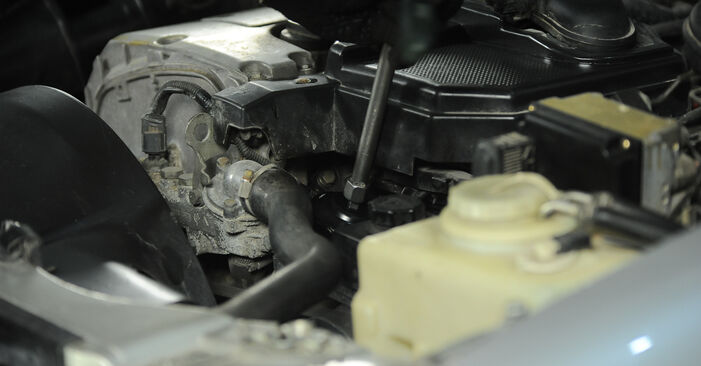 Wymiana Filtr oleju Mercedes W210 E 300 3.0 Turbo Diesel (210.025) 1995 - darmowe instrukcje PDF i wideo