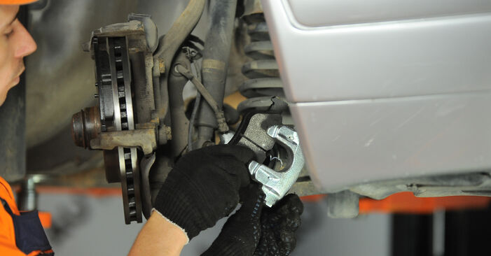 Wie schmierig ist es, selber zu reparieren: Bremssattel beim W210 E 240 2.4 (210.061) 2001 wechseln – Downloaden Sie sich Bildanleitungen